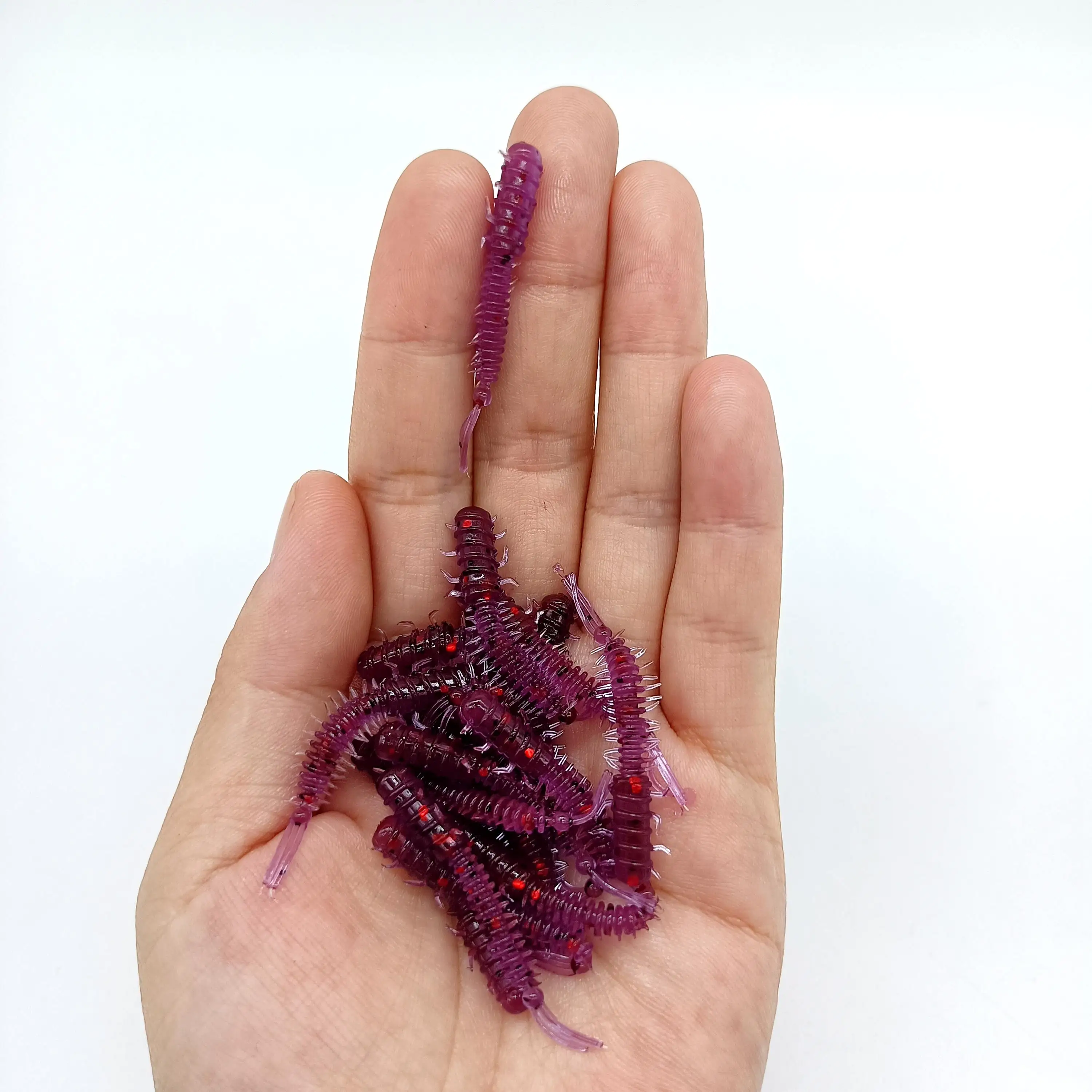 Descubre el mundo vibrante del cebo artificial con nuestros gusanos morados realistas