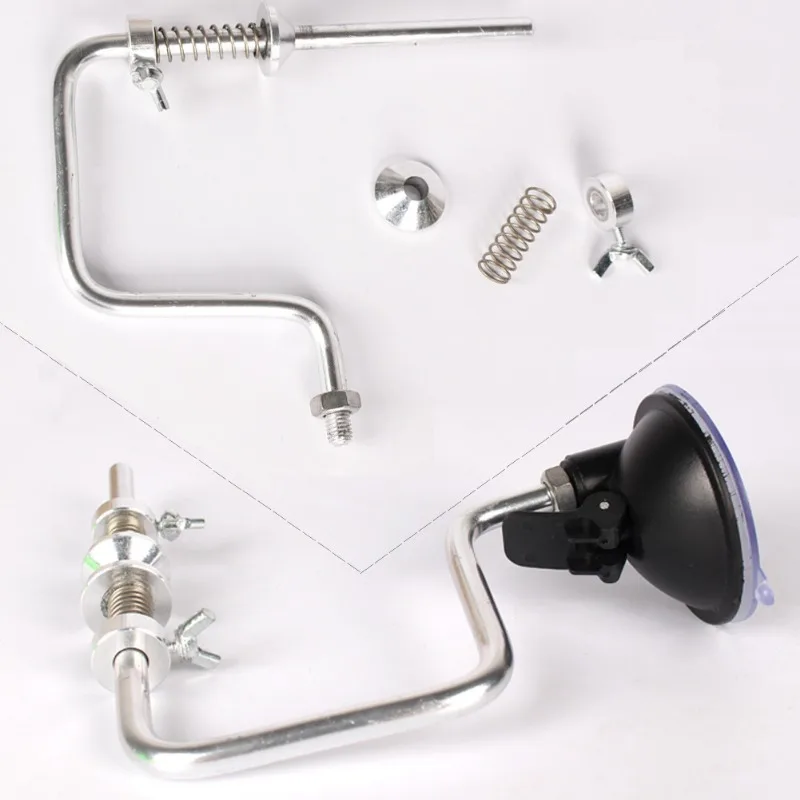 Un conjunto de componentes metálicos que incluyen un brazo flexible, tornillos y una taza de succión, probablemente utilizada para montar o asegurar fines.