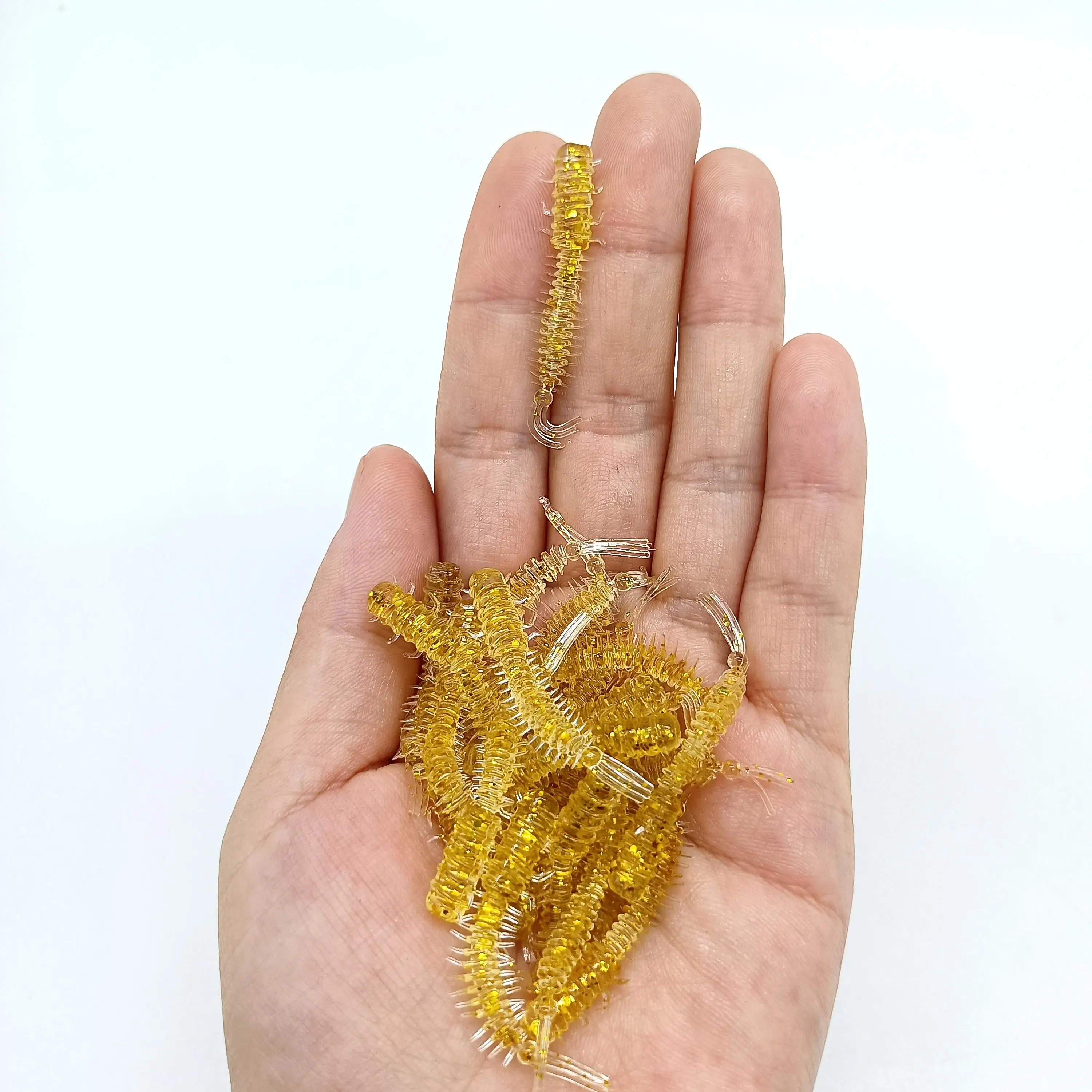 Descubre la intrincada belleza de estos objetos texturizados dorados en su mano