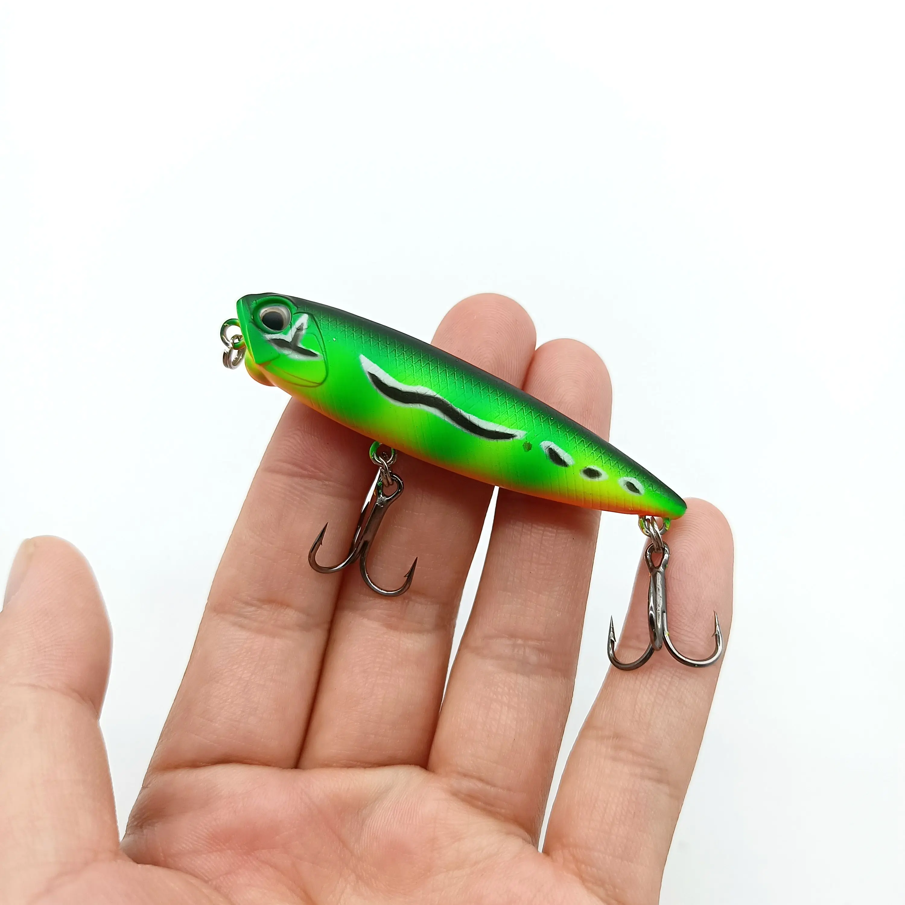 Un vibrante señuelo de pesca para capturar efectivo