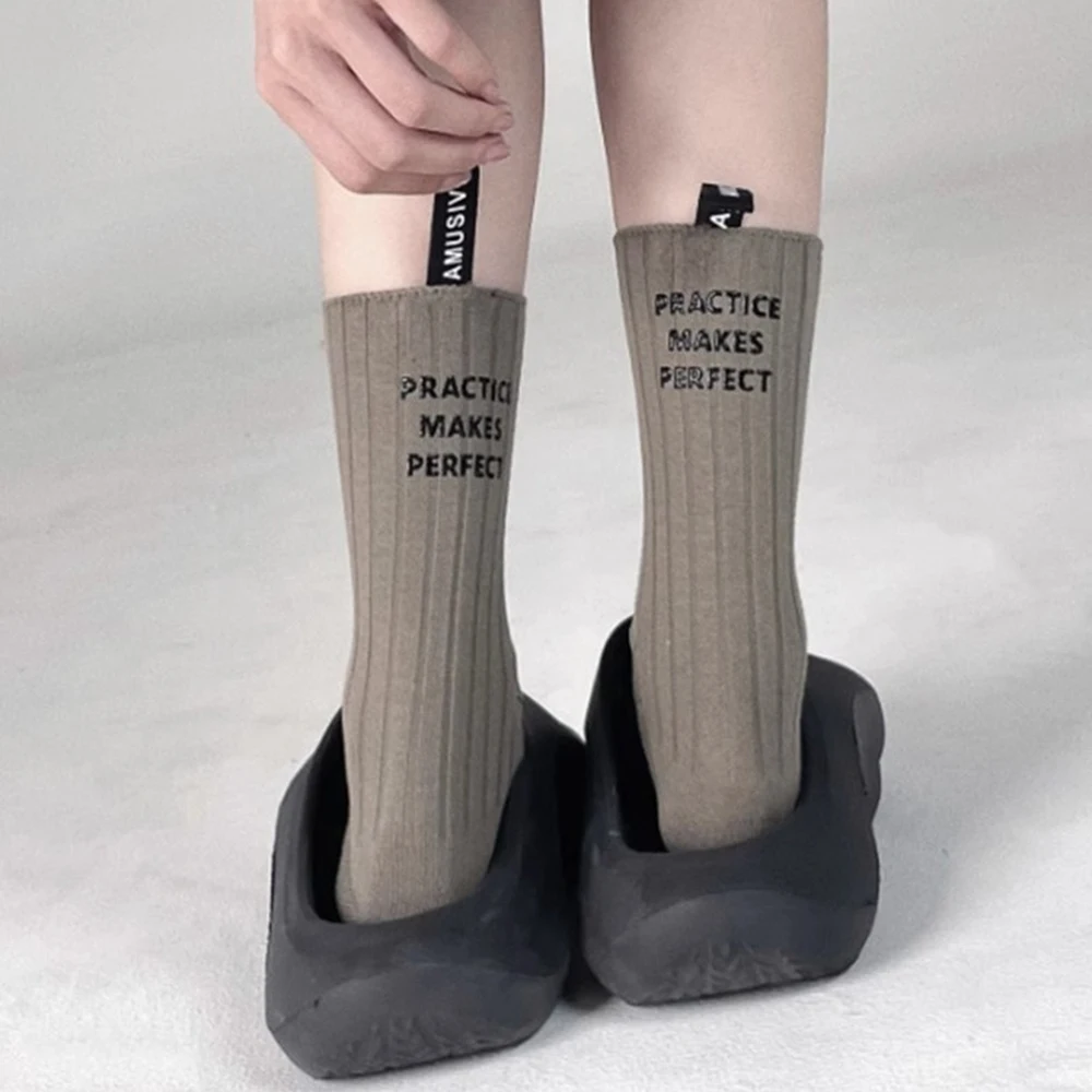 Nuevos calcetines de algodón con letras transpirables, calcetines deportivos para el hogar, calcetines suaves y cálidos de invierno para hombres y mujeres - imagen 2