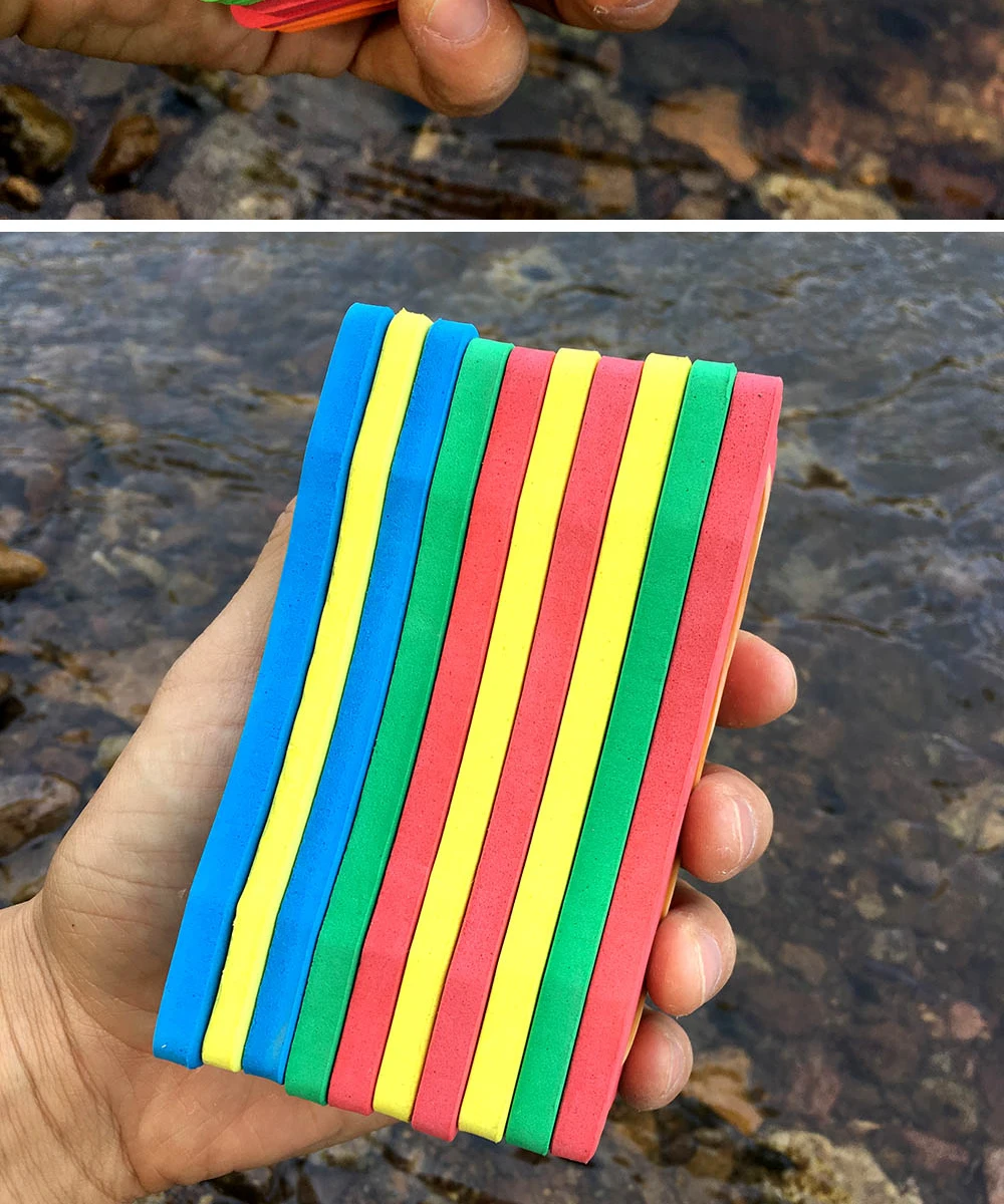 Una persona que sostiene un colorido objeto a rayas