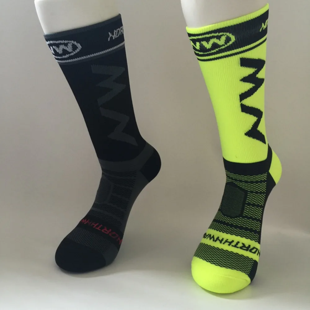 Un par de calcetines negros y amarillos con las letras Wm sobre ellos