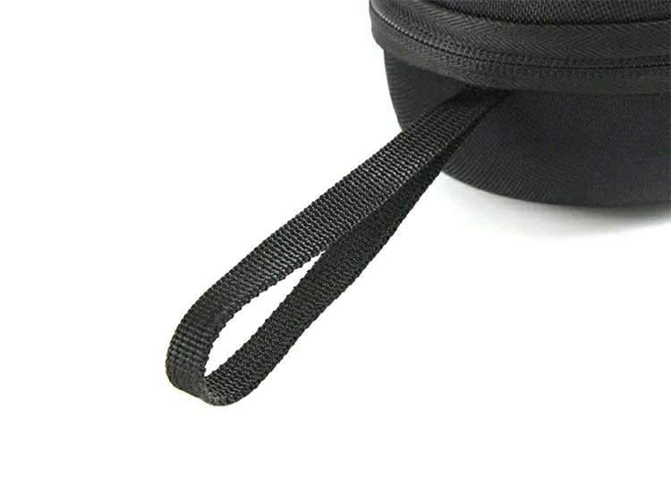 Una bolsa negra con un cordón negro colgando de ella