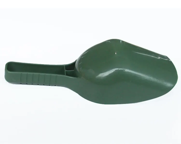 una cucharada de plástico verde diseñada para fácil uso