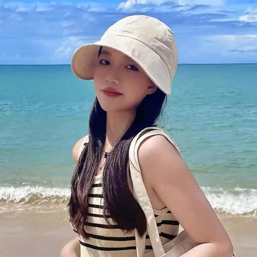 Una escena de playa serena con una persona que disfruta del sol y las olas