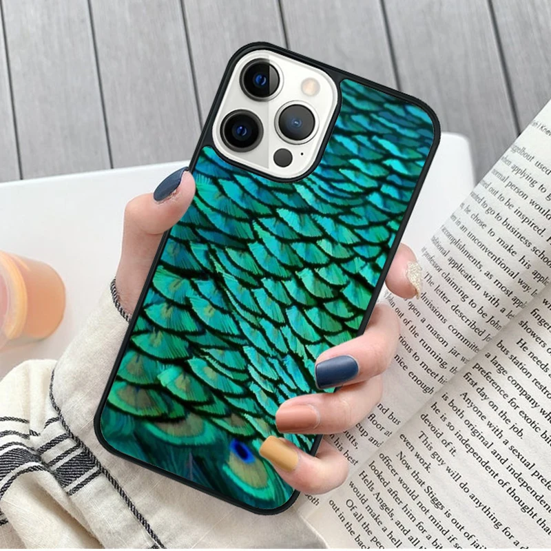 Vista trasera de la funda con plumas de pavo real