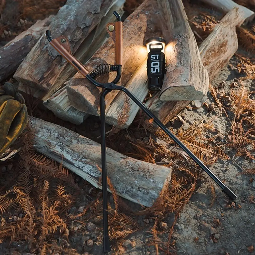 Un par de pinzas y un encendedor están sentados en un montón de madera.