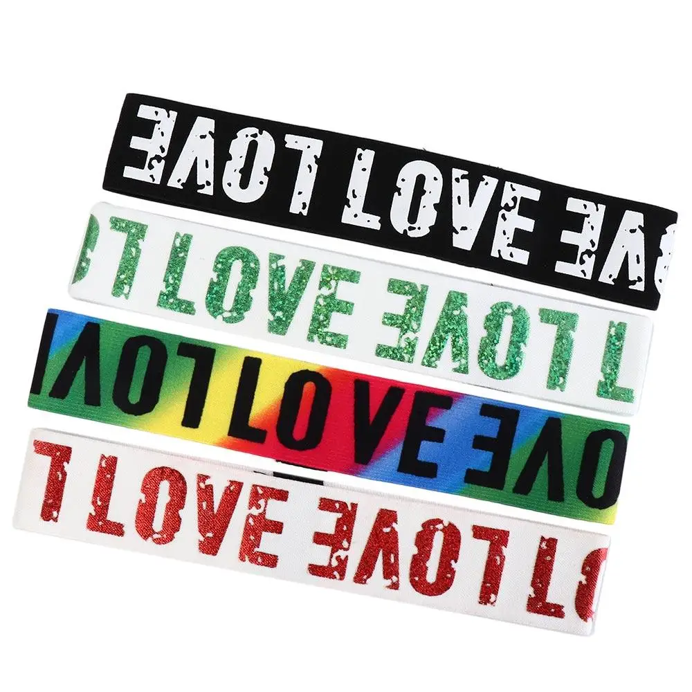 ¡El amor está en el aire con estas vibrantes diademas elegantes!