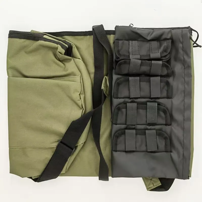 Una bolsa verde y negra con correa de bolsillo