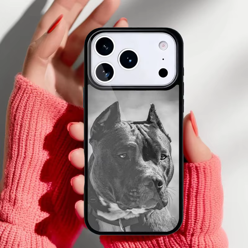 Detalle de protección y diseño Pitbull en carcasa iPhone