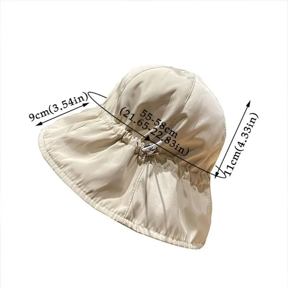 Este elegante sombrero de ala ancha ofrece protección solar con un ajuste cómodo y cordero ajustable para un ajuste perfecto