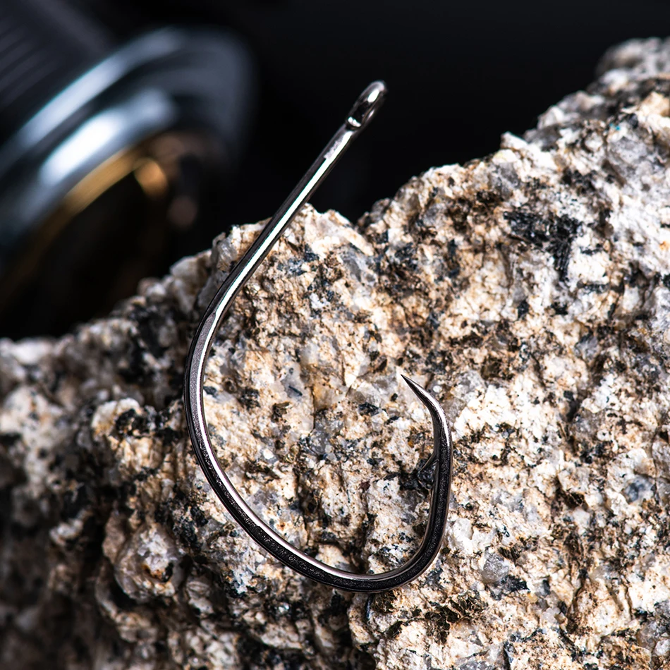 Un elegante gancho curvo descansa sobre piedra resistente, simbolizando la fuerza y ​​la durabilidad