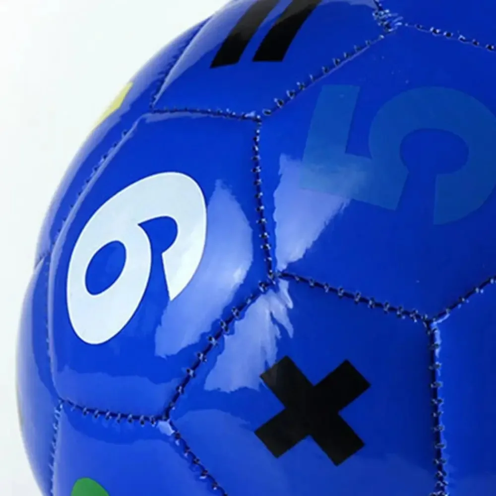 Esta vibrante pelota de fútbol azul presenta un diseño moderno con gráficos audaces y un acabado brillante