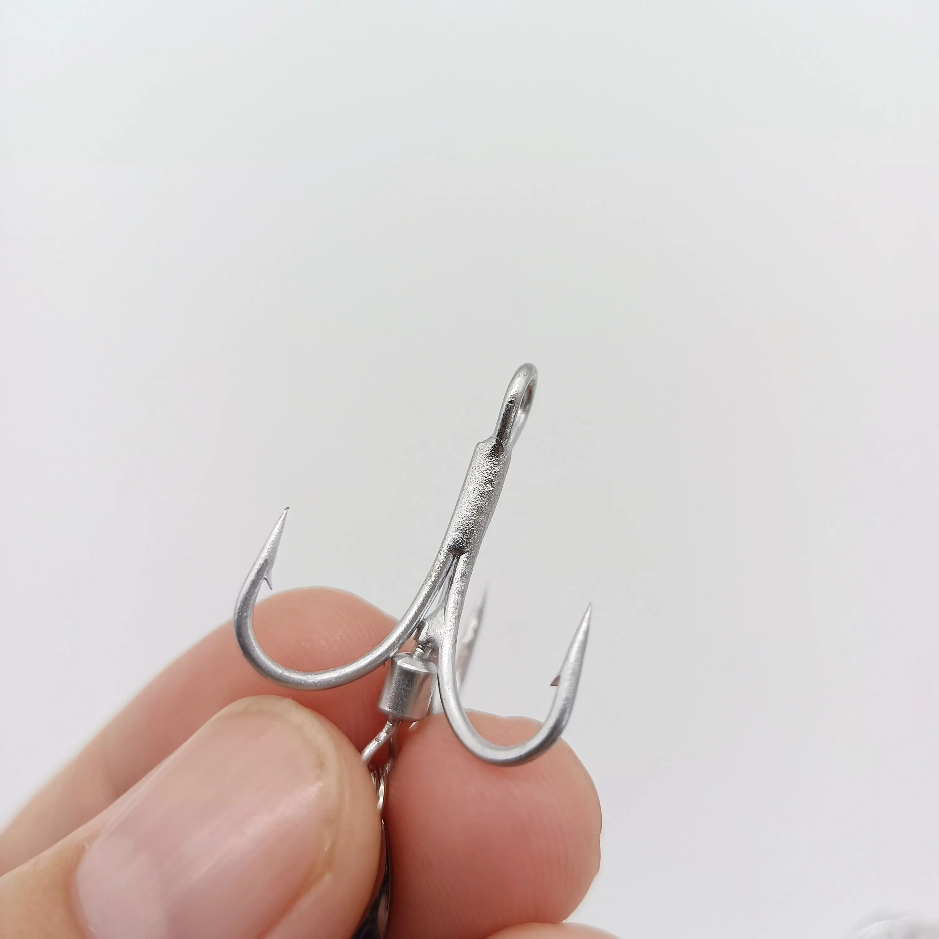 Anzuelo de pesca con lentejuelas giratorias, 1 unidad, 4 #6 #, cebo de pesca de púas de Metal, anzuelo triple con cuchara, gancho de pesca de acero de alto carbono - imagen 4