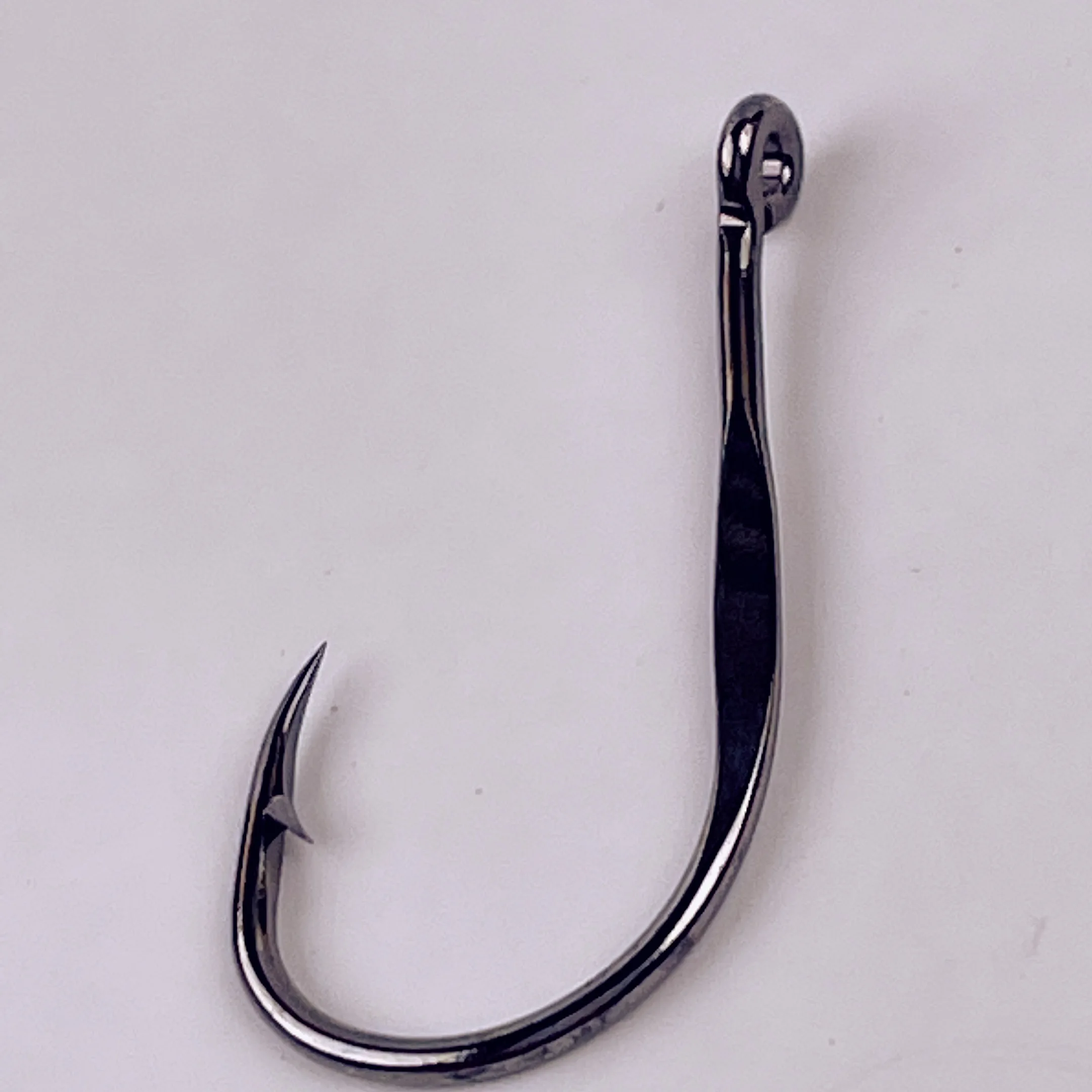 un gancho de pesca curvo brillante diseñado para capturar efectivo