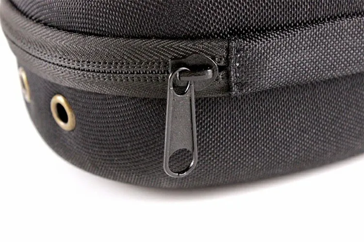 Una bolsa negra con cremallera y clip plateado