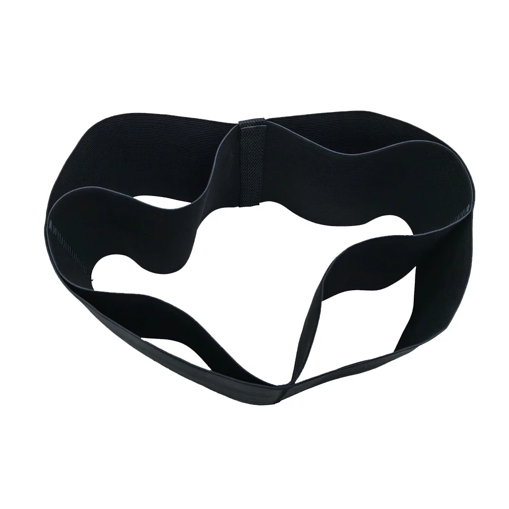 Una diadema negra. Parece estar diseñado para caber alrededor de la cabeza, probablemente para mayor comodidad y para mantener el cabello fuera de la cara. La diadema tiene un material elástico y parece estar hecha de una tela suave.