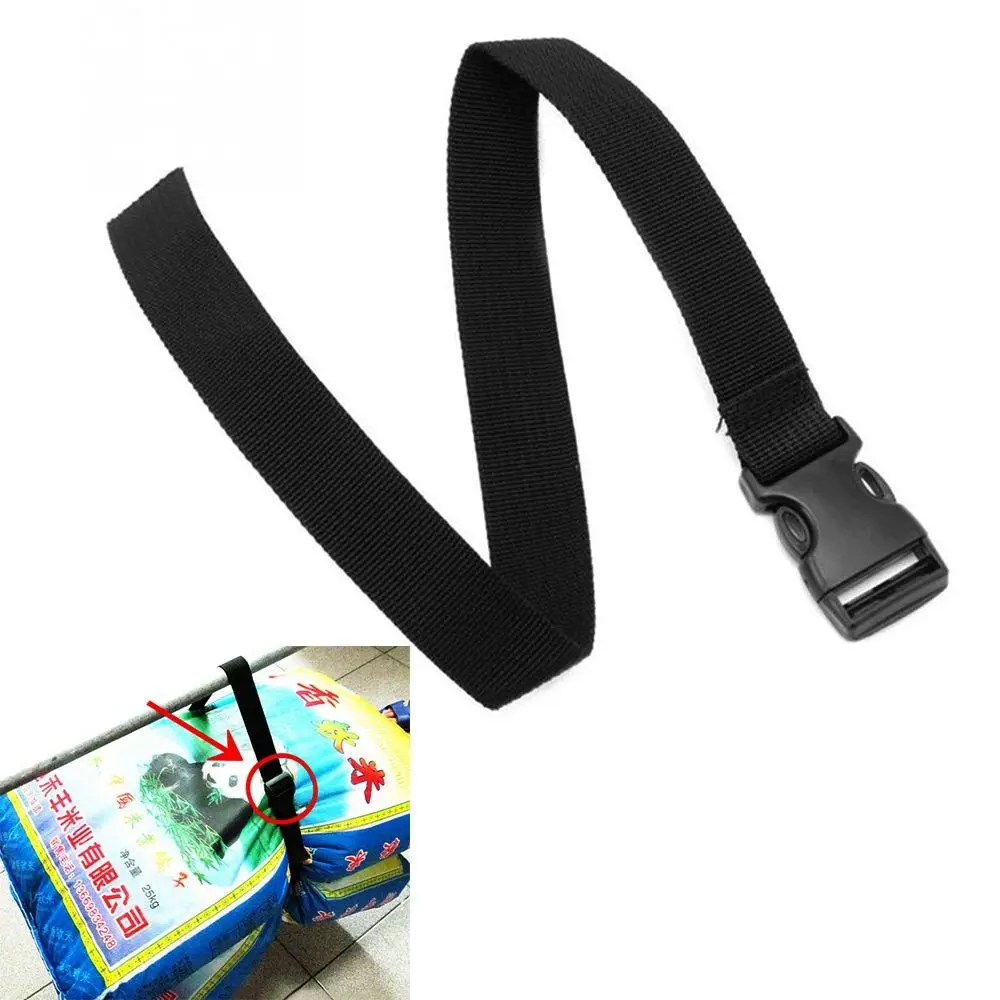 Esta correa negra es ideal para asegurar y transportar artículos convenientemente