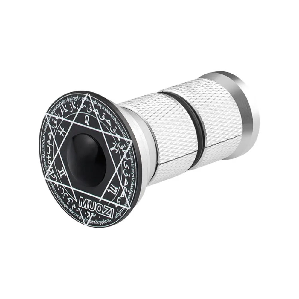 Una moneda mu'miniin negra y plateada