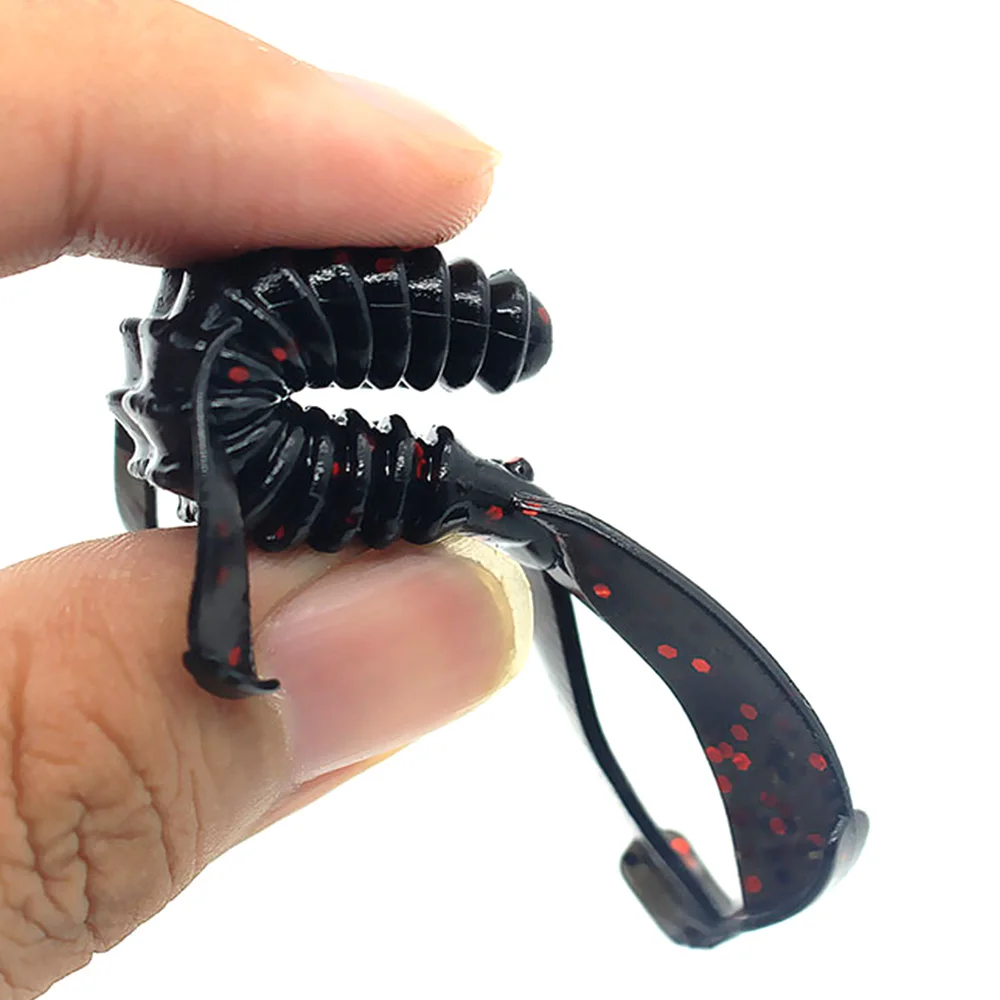 Un pequeño juguete negro y rojo