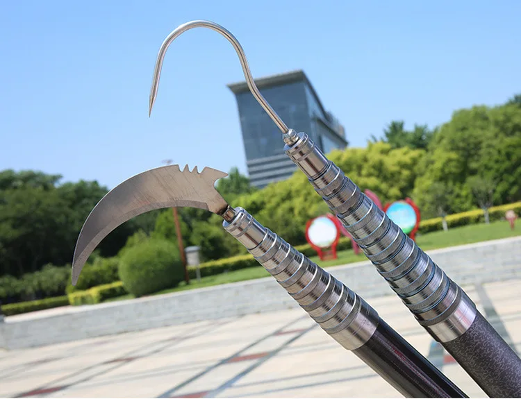 Un par de tijeras con un gancho en el extremo