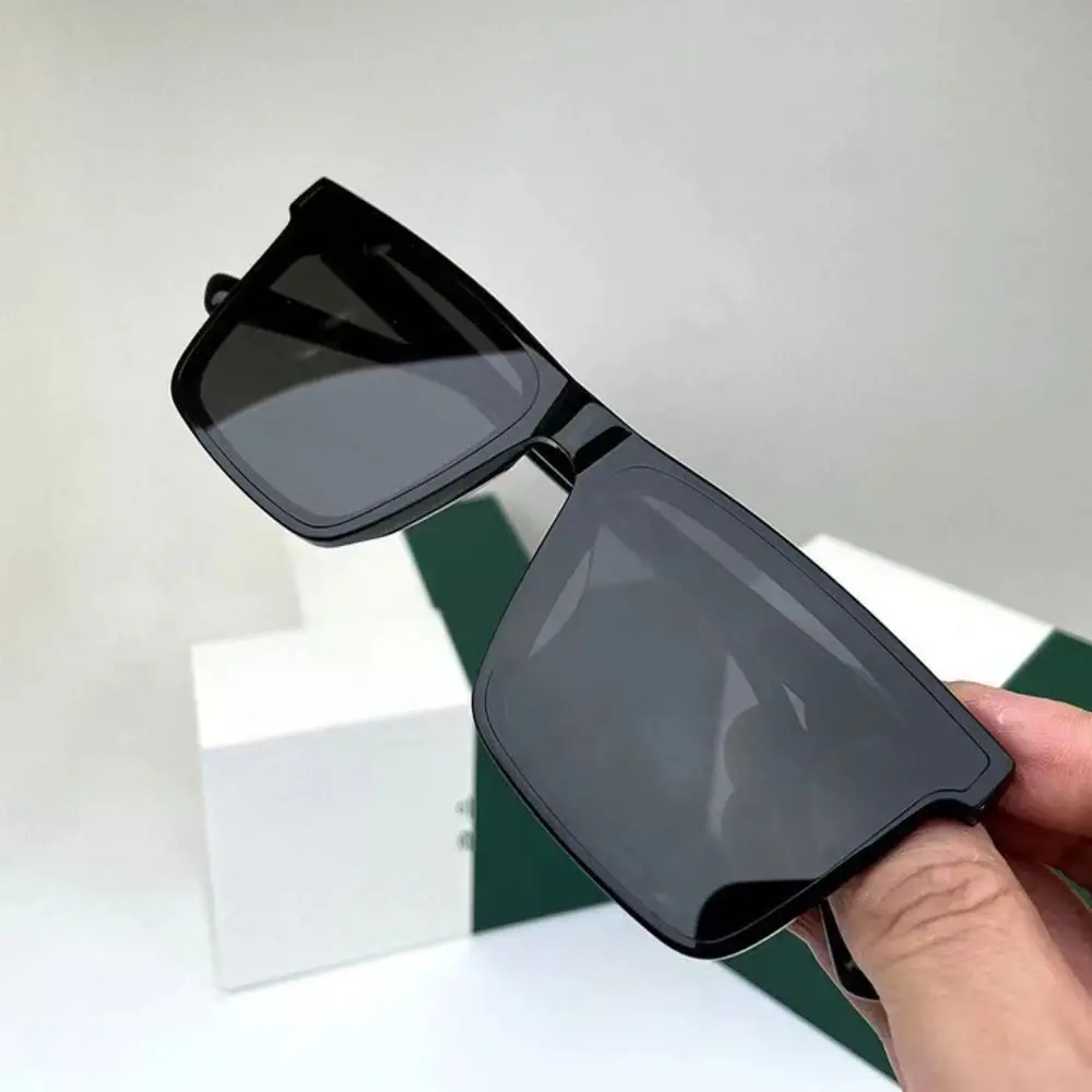 Otra vista de las gafas de sol estilo punk