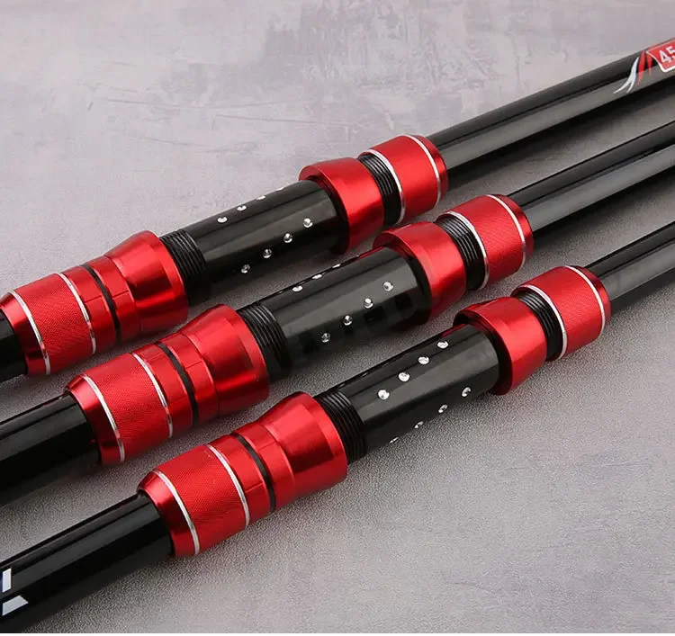 Un par de postes de esquí rojos y negros