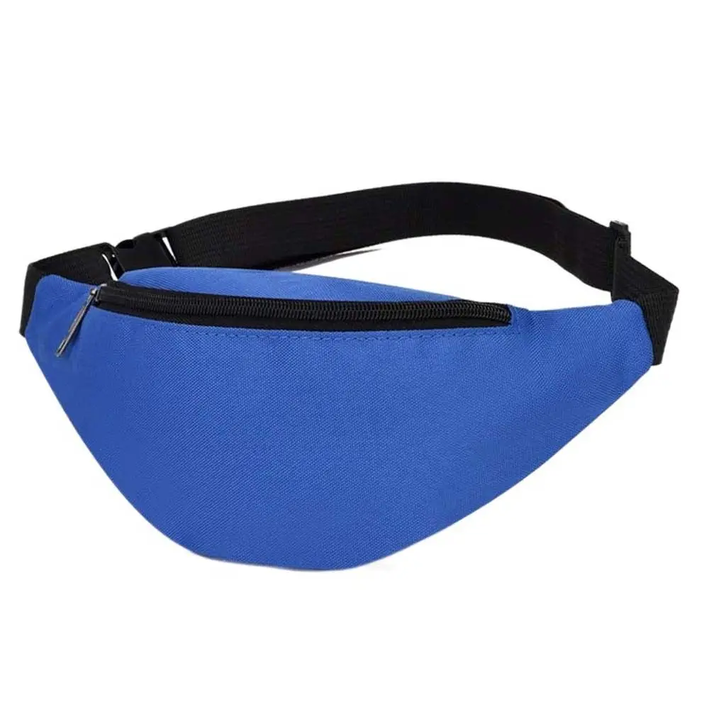 Una elegante bolsa de cintura azul con una correa negra para un almacenamiento y estilo convenientes