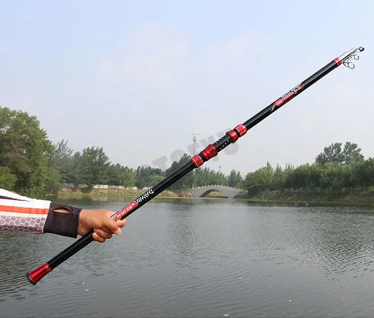 Una persona que sostiene una caña de pescar sobre un cuerpo de agua