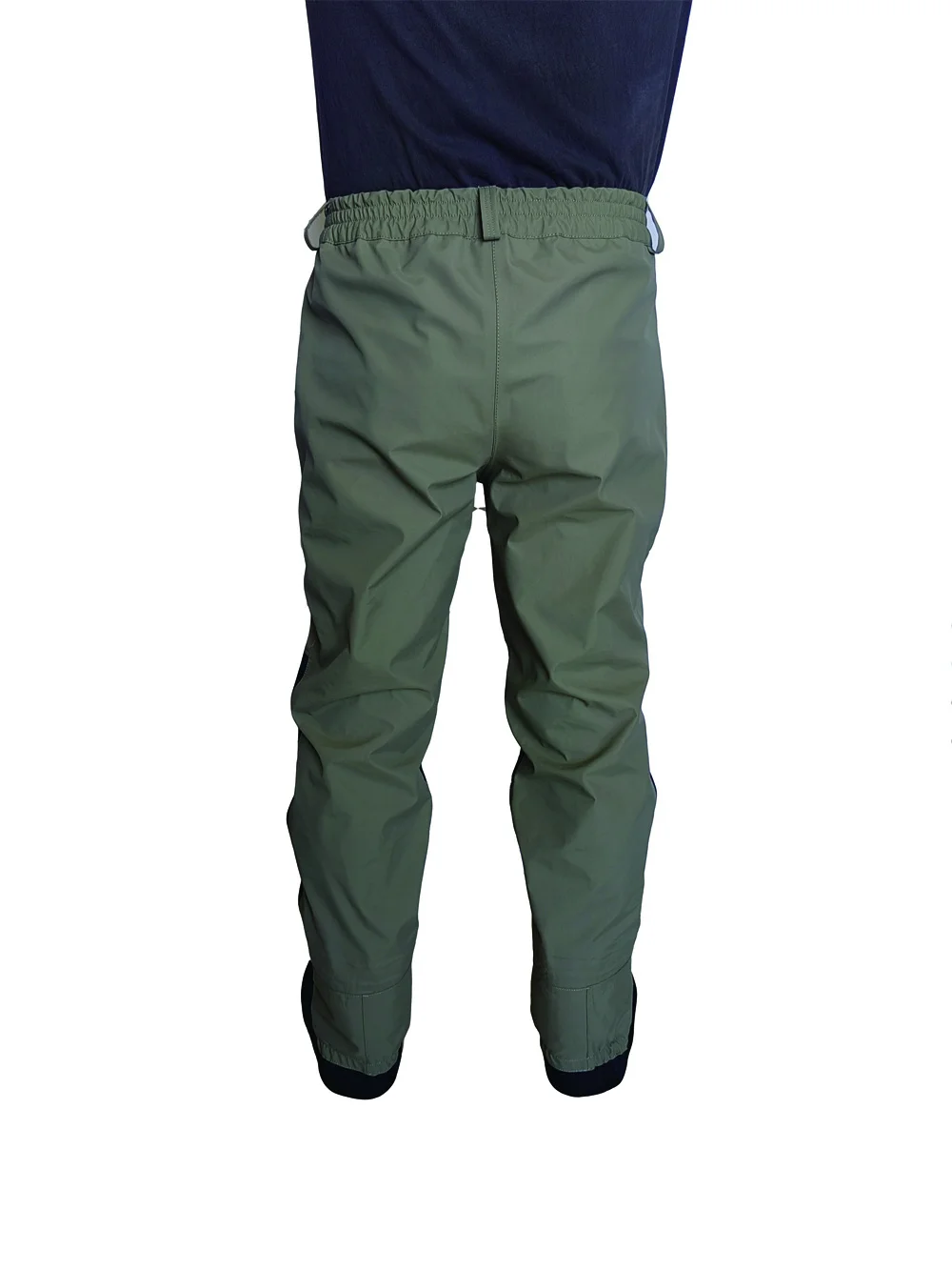 Un par de pantalones cargo verde oliva. Los pantalones parecen tener una cinturilla con cordón, múltiples bolsillos y una bragueta con cremallera. La persona que lleva los pantalones está de espaldas a la cámara, por lo que solo podemos ver la vista posterior.