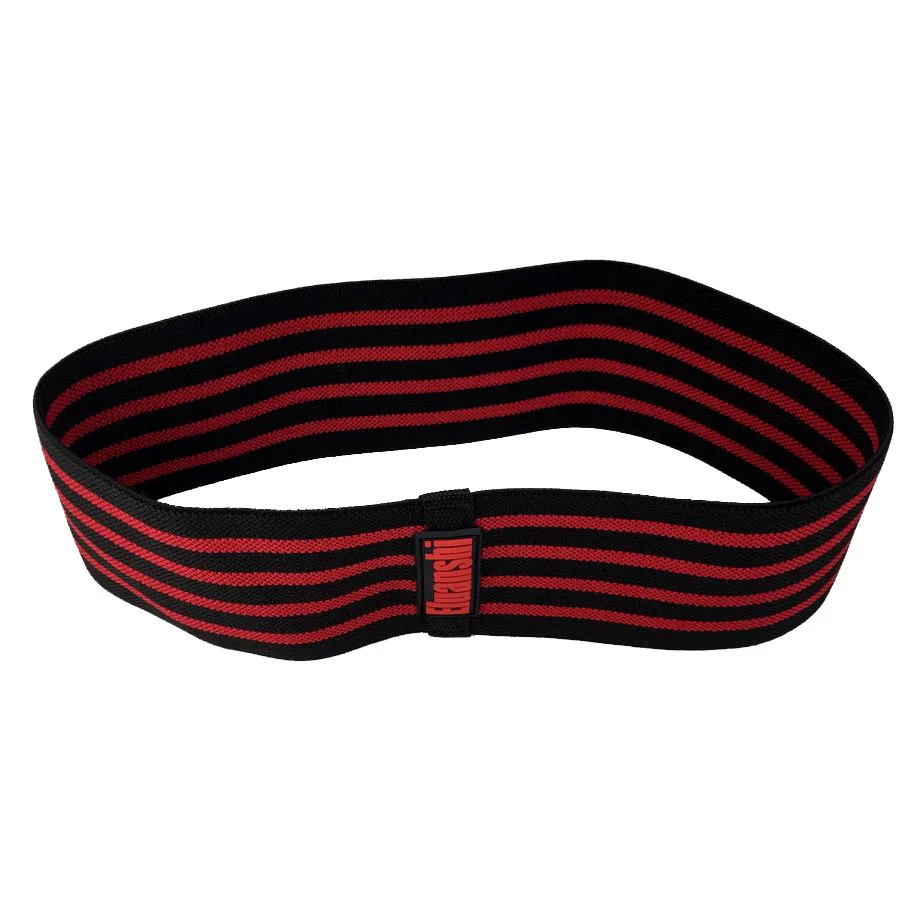 Una diadema negra con rayas rojas. Parece ser una diadema deportiva, diseñada para absorber el sudor y mantenerlo alejado del rostro durante la actividad física. El nombre de la marca es visible en la diadema, pero no puedo revelarlo.