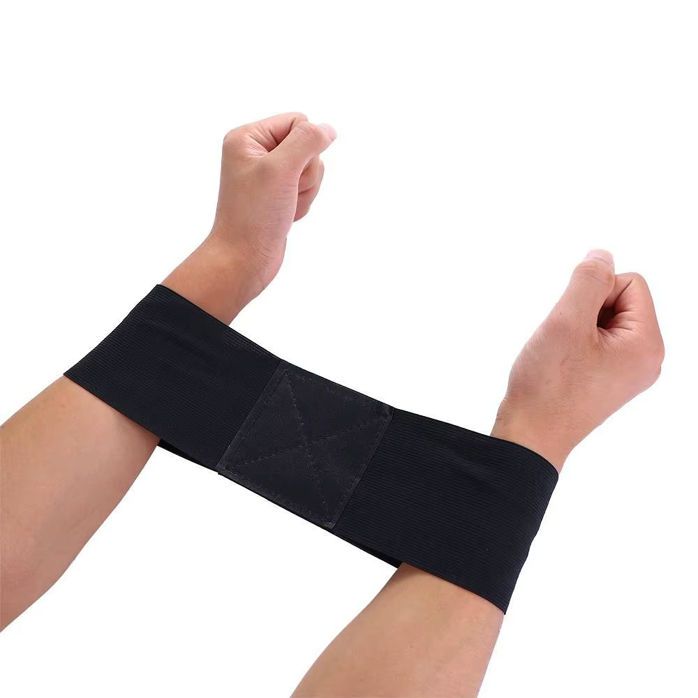 Una banda de soporte de muñeca negra que se usa en ambas muñecas