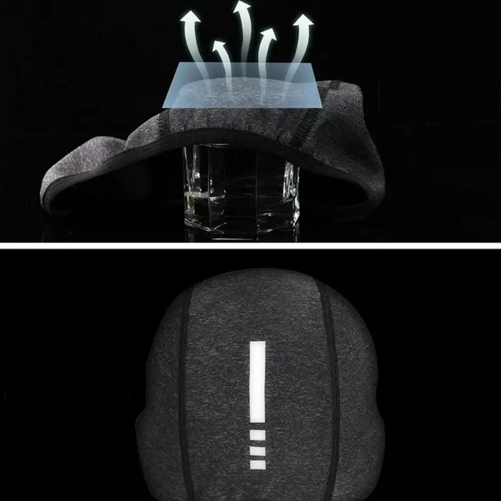 Un sombrero con una flecha blanca