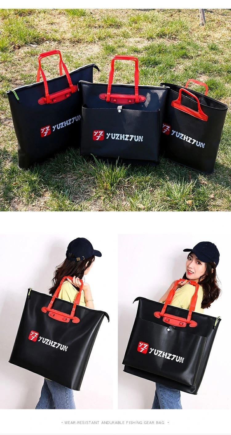 Una mujer sosteniendo una bolsa negra con mango rojo