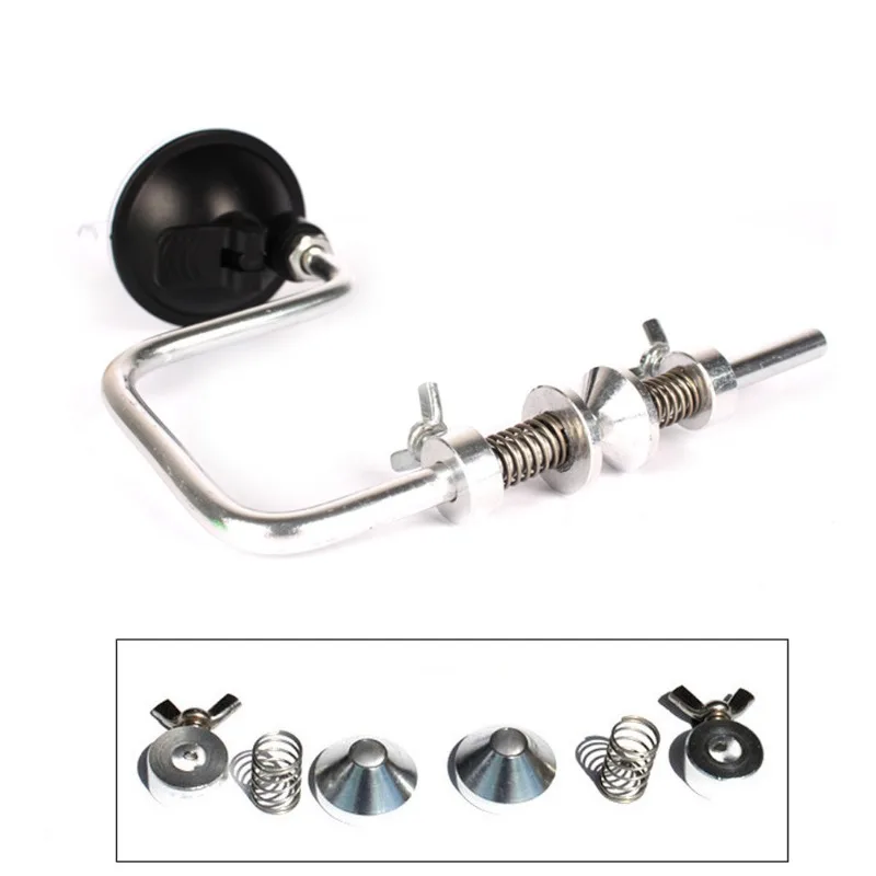 Una herramienta ajustable versátil diseñada para varias aplicaciones, con un marco de metal duradero y componentes cargados de resorte para una funcionalidad mejorada