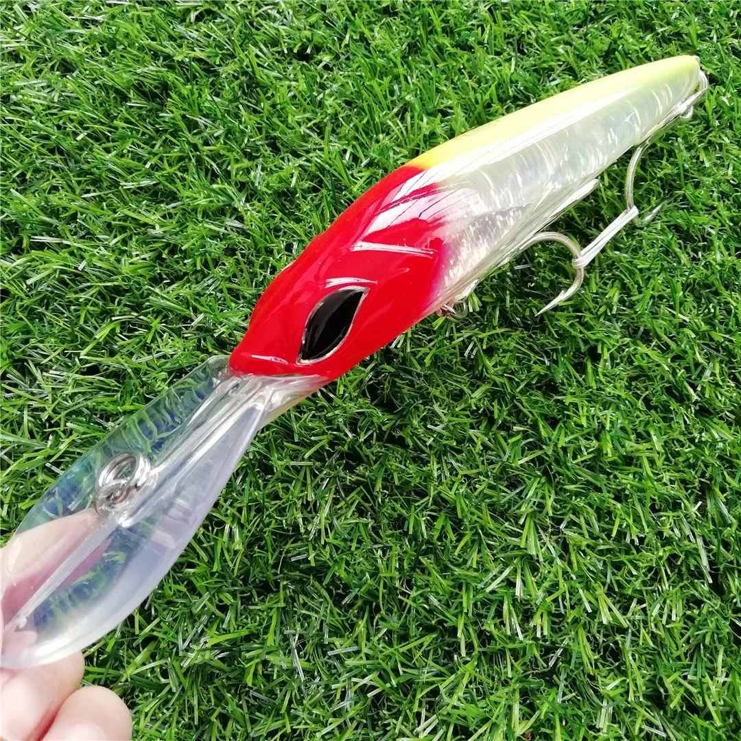 Este señuelo de pesca presenta una cabeza roja vibrante y un cuerpo translúcido diseñado para atraer peces de manera efectiva