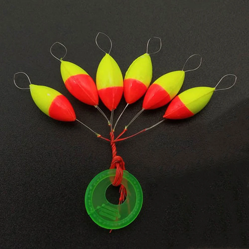 Flotadores de pesca de colores brillantes con un accesorio circular verde