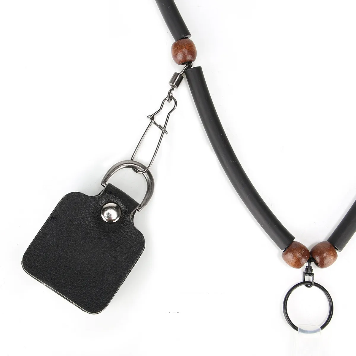 Un collar de cuero negro con una cadena llave y una pequeña caja negra