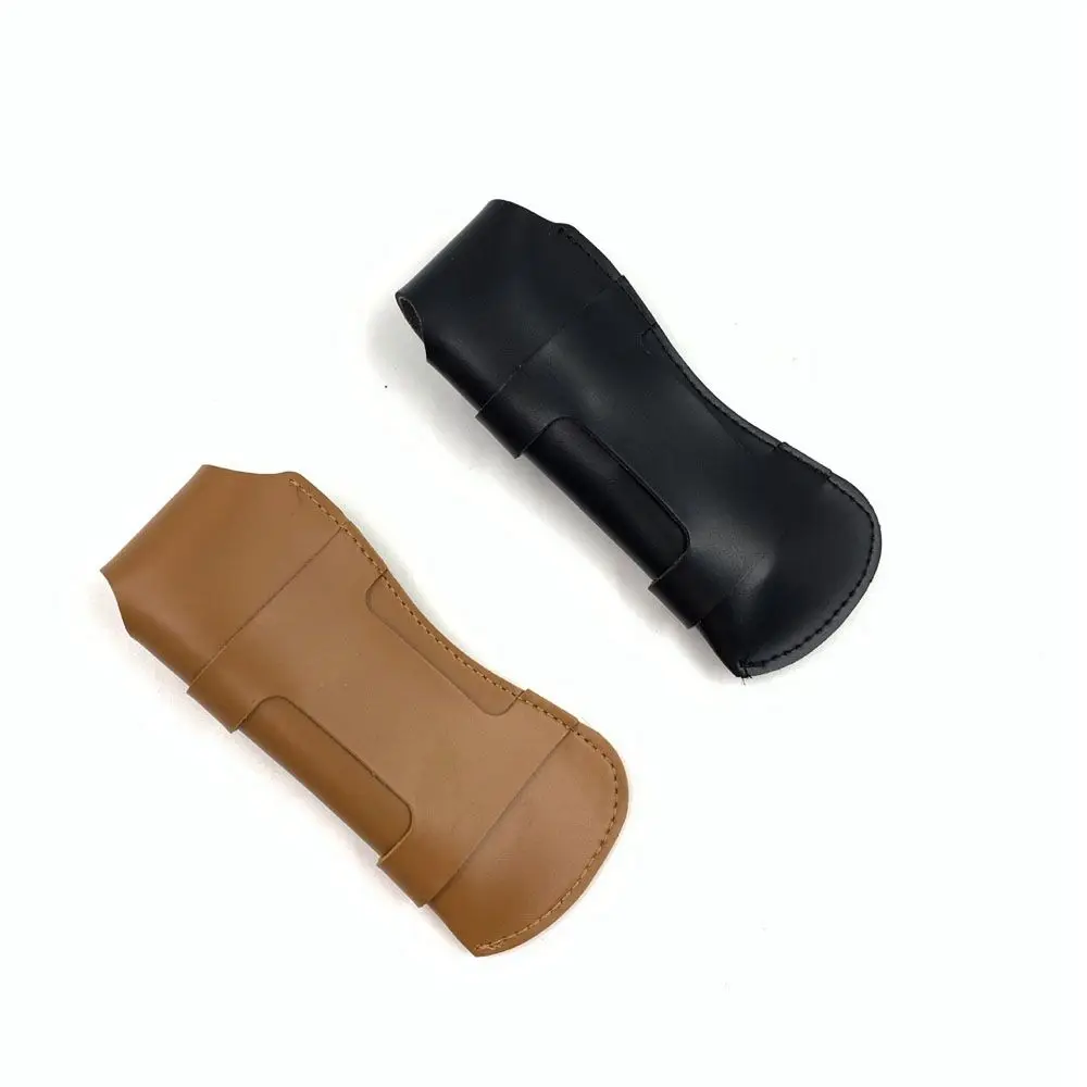 Dos cajas negras y marrones están sobre un fondo blanco.