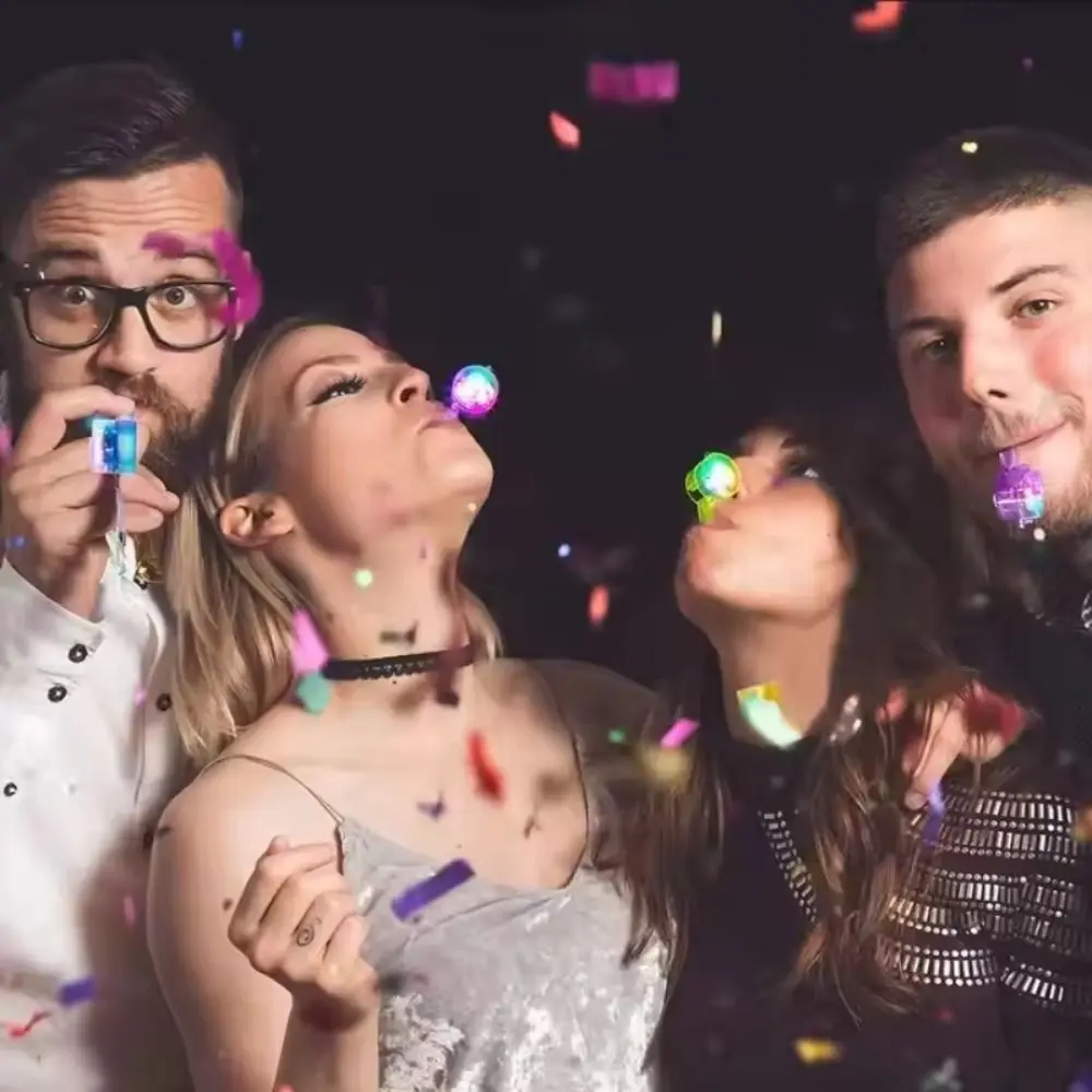 Silbato de luz LED Multicolor creativo de 5 uds con cordón silbato intermitente redondo silbato de fiesta de dibujos animados portátil - imagen 4