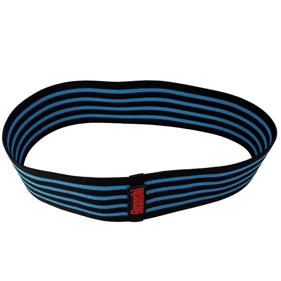 Una diadema de rayas negras y azules. Parece ser una banda elástica diseñada para ajustarse alrededor de la cabeza, probablemente para uso deportivo o informal.