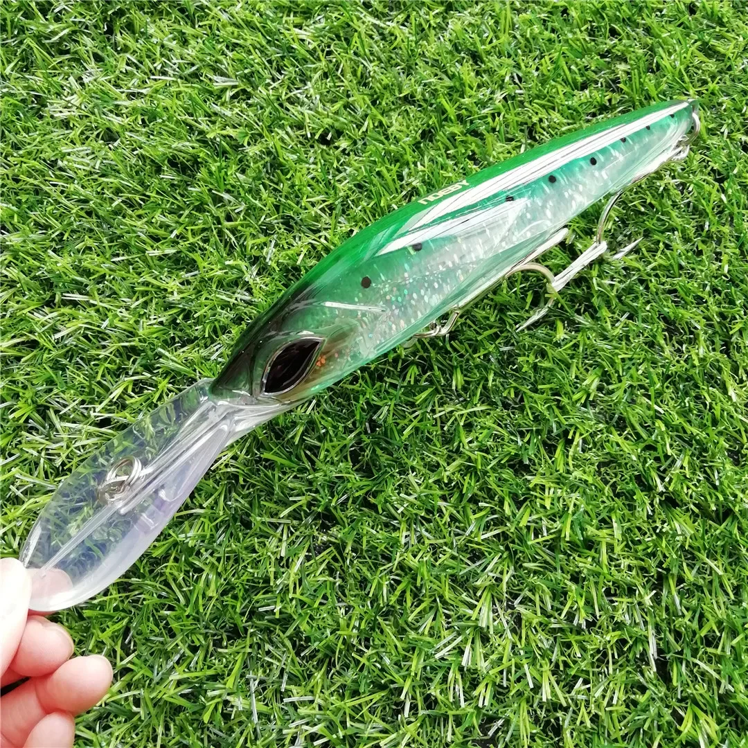 un señuelo de pesca verde con un labio transparente diseñado para captar peces