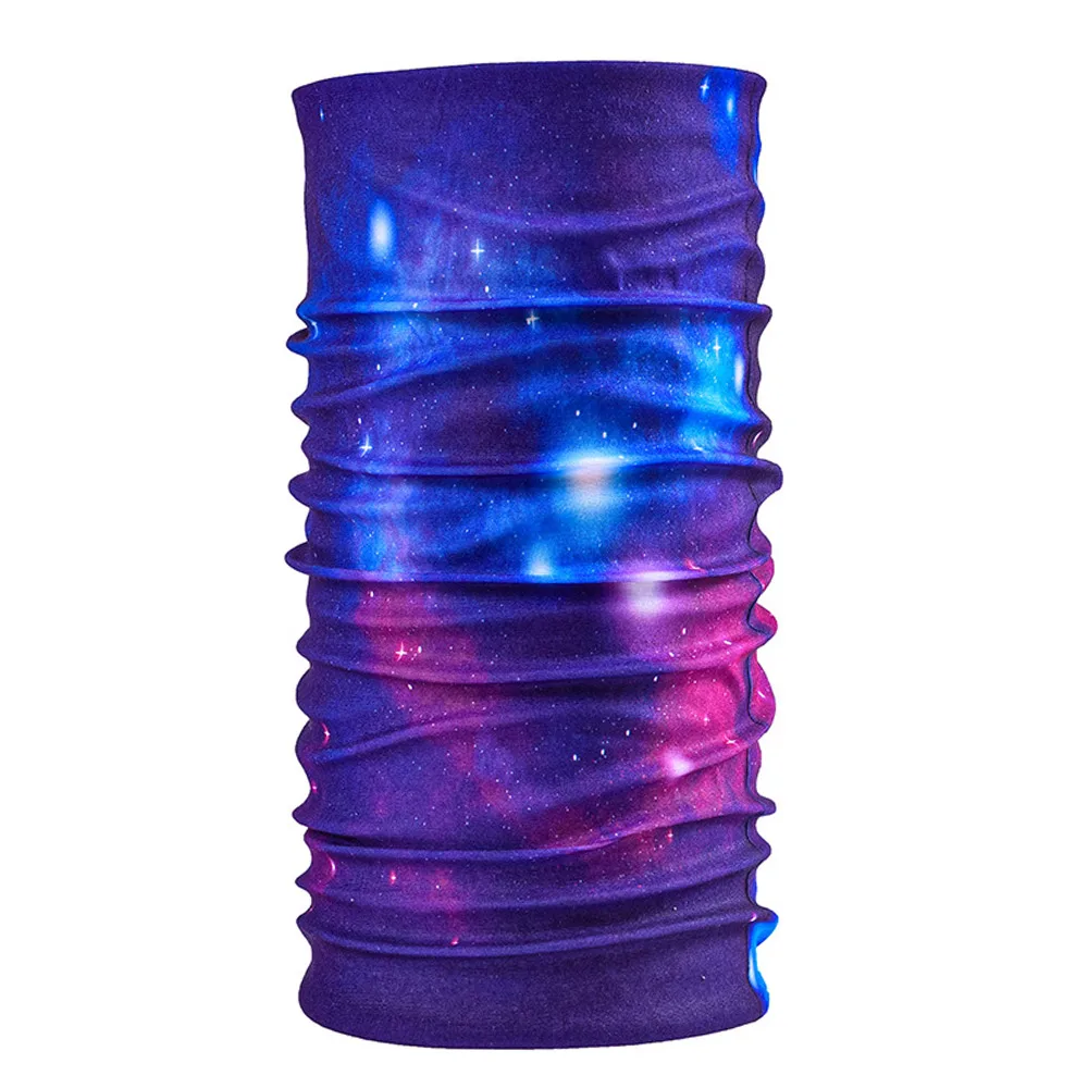 Una taza morada con azul y diseño