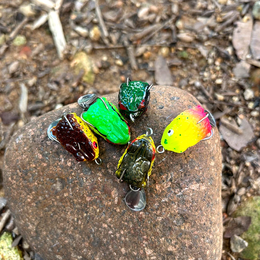 Juego de Señuelos de Pesca de rana flotante, 5 uds., lentejuelas, anzuelos dobles, cebo Artificial Swimbait para pez negro, lubina, Pike, Trolling - imagen 2