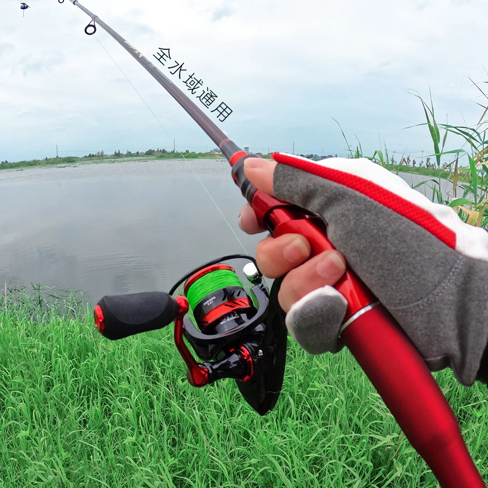 Disfrutando de una experiencia de pesca serena con una caña de pesca y carrete de alta calidad