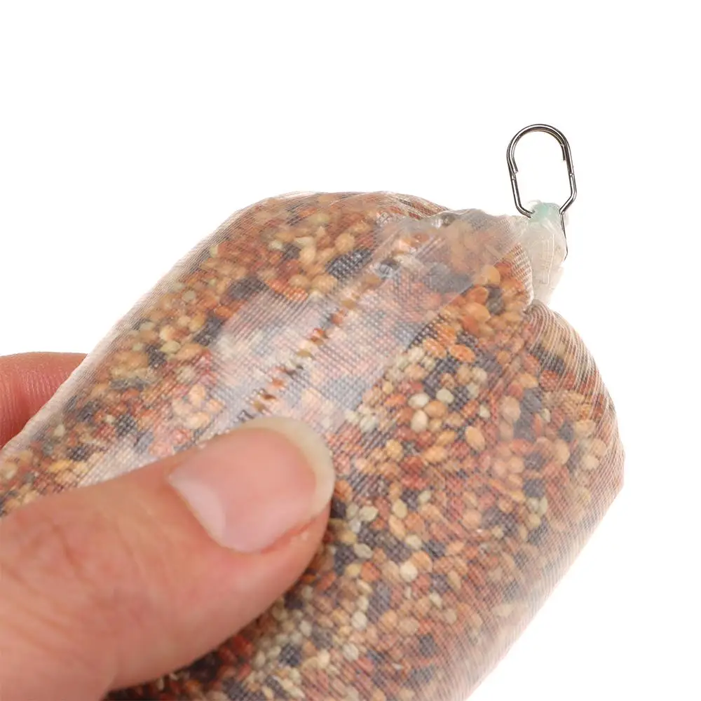 Un comedero para pájaros lleno de coloridas semillas de aves listas para el disfrute al aire libre