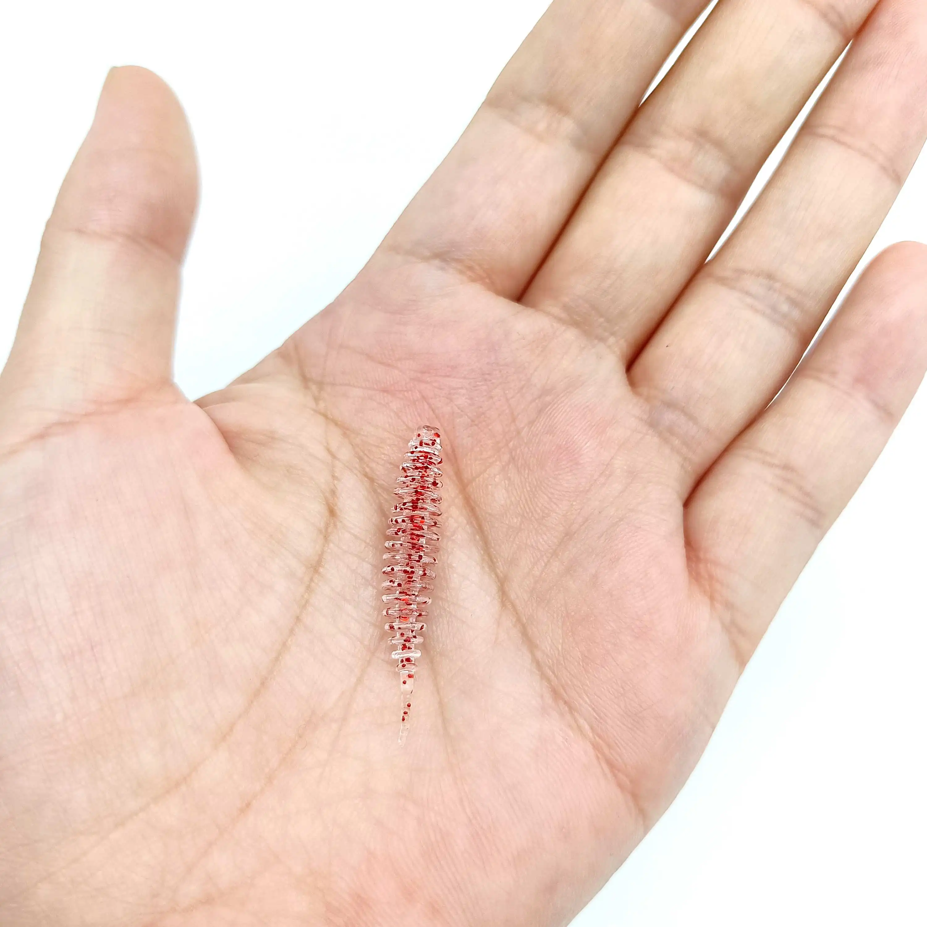 Un pequeño insecto rojo descansa en la palma de una persona