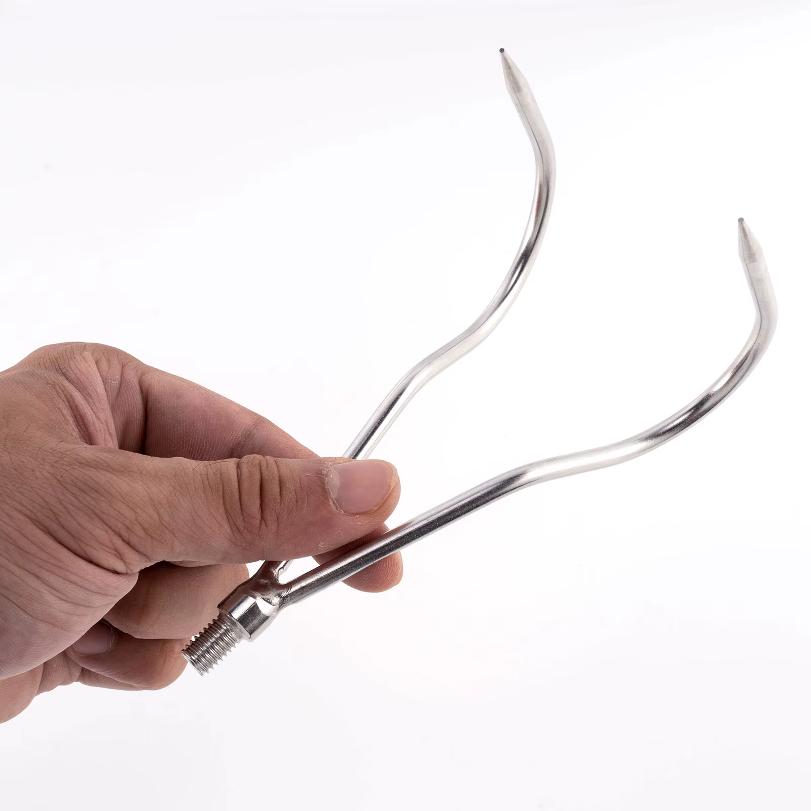 Una mano que sostiene un par de pinzas de metal curvas ideales para agarrar y manejar alimentos