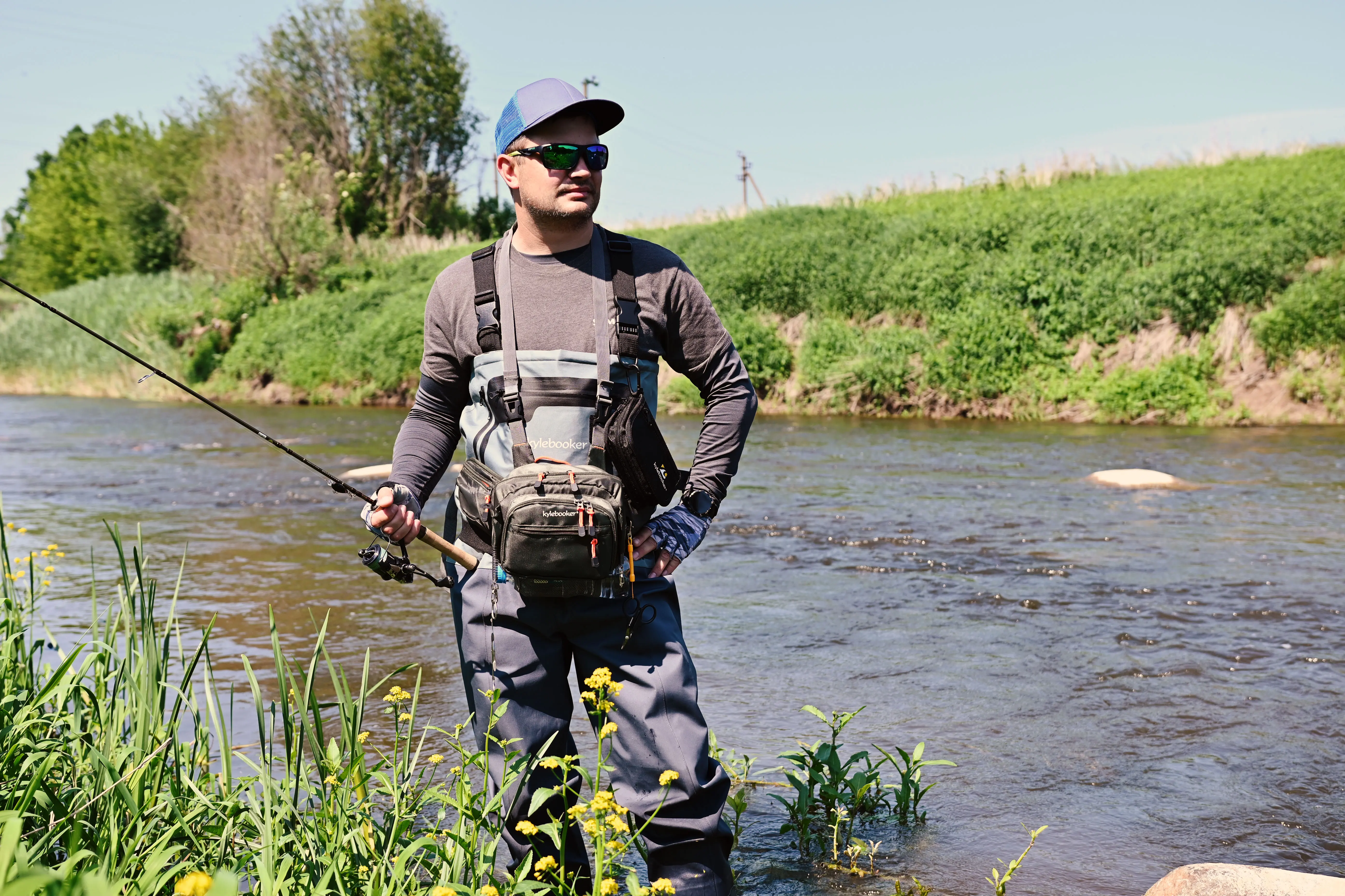 Bolsa de señuelos Kylebooker junto a equipo completo de pesca